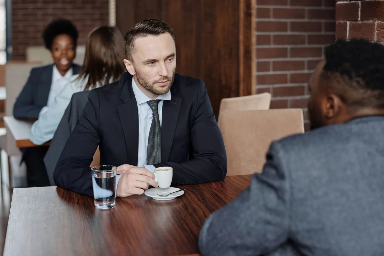 Twee professionals voeren een aandachtig zakelijk gesprek.